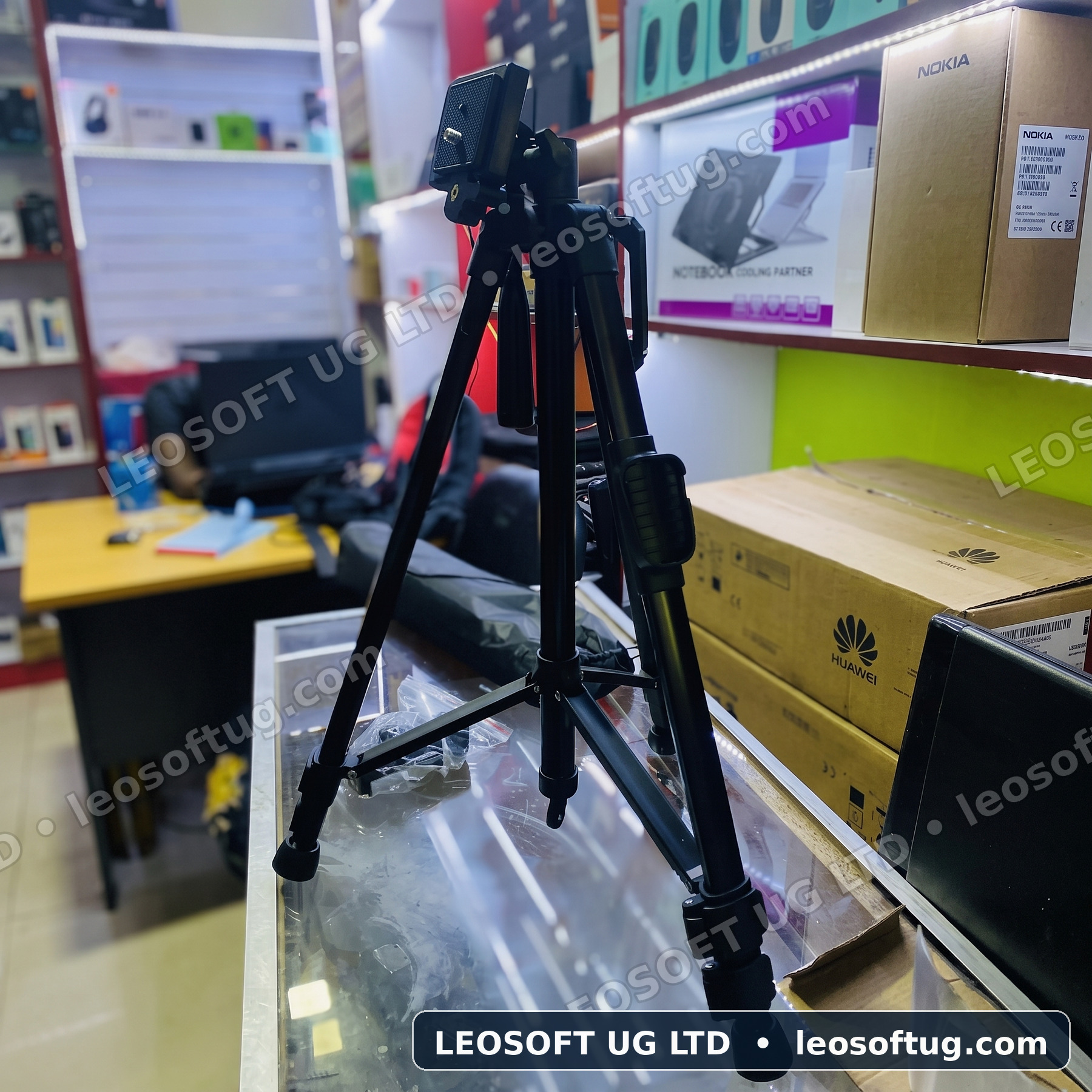 . Yunteng 3388 Professional Mobile Phone & Camera Tripod Stand